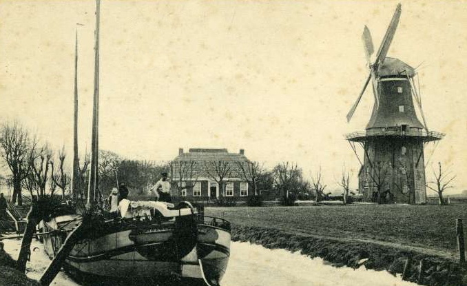 De haven en de voormalige molen de Zilvermeeuw.